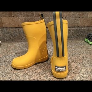 Totes boots size 5-6